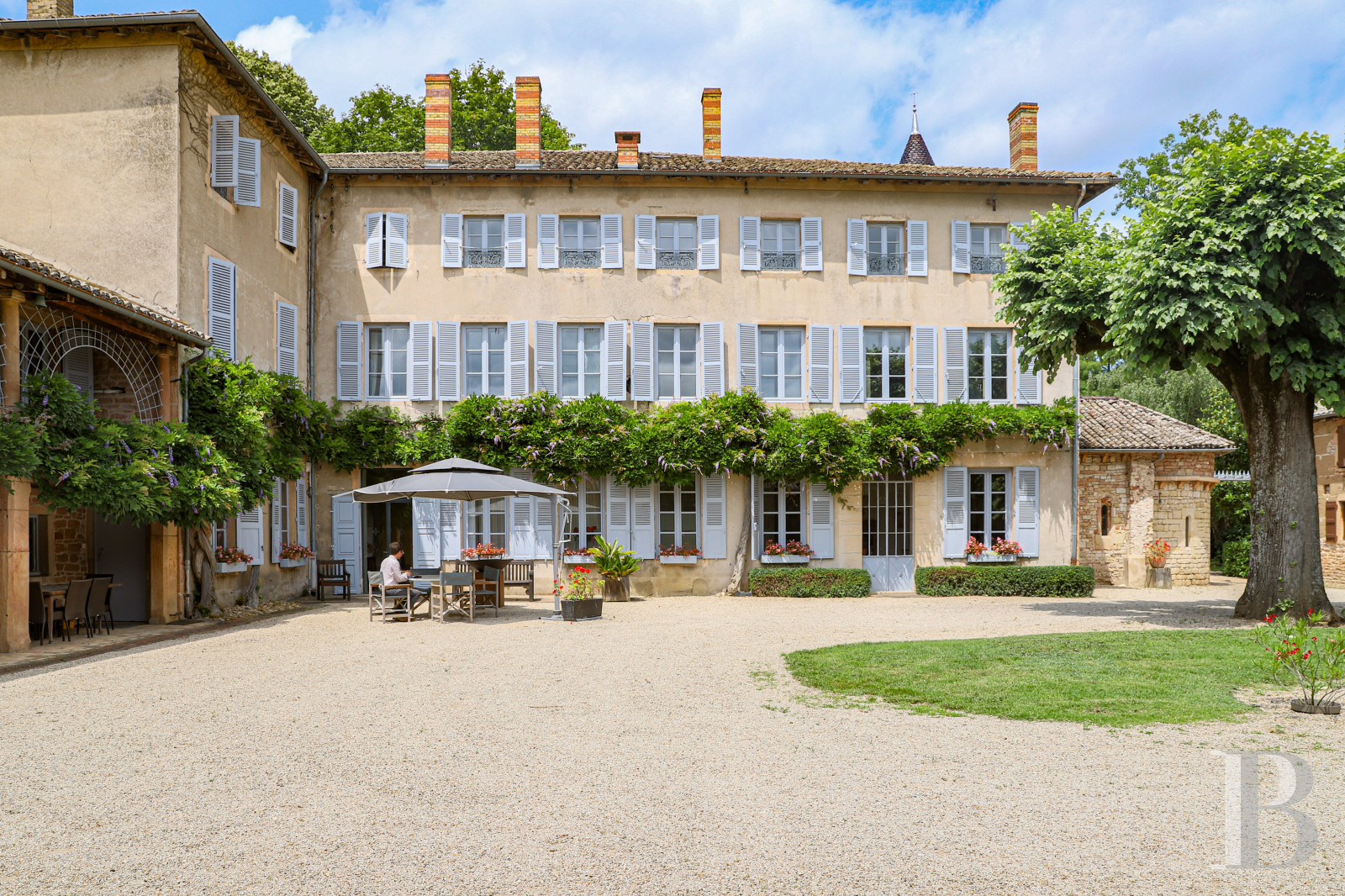 Castles / chateaux for sale in France between Lyon, Dijon and Geneva