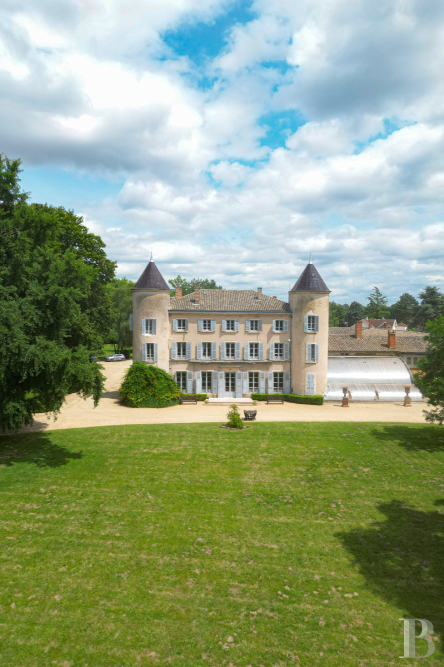 Castles / chateaux for sale in France between Lyon, Dijon and Geneva