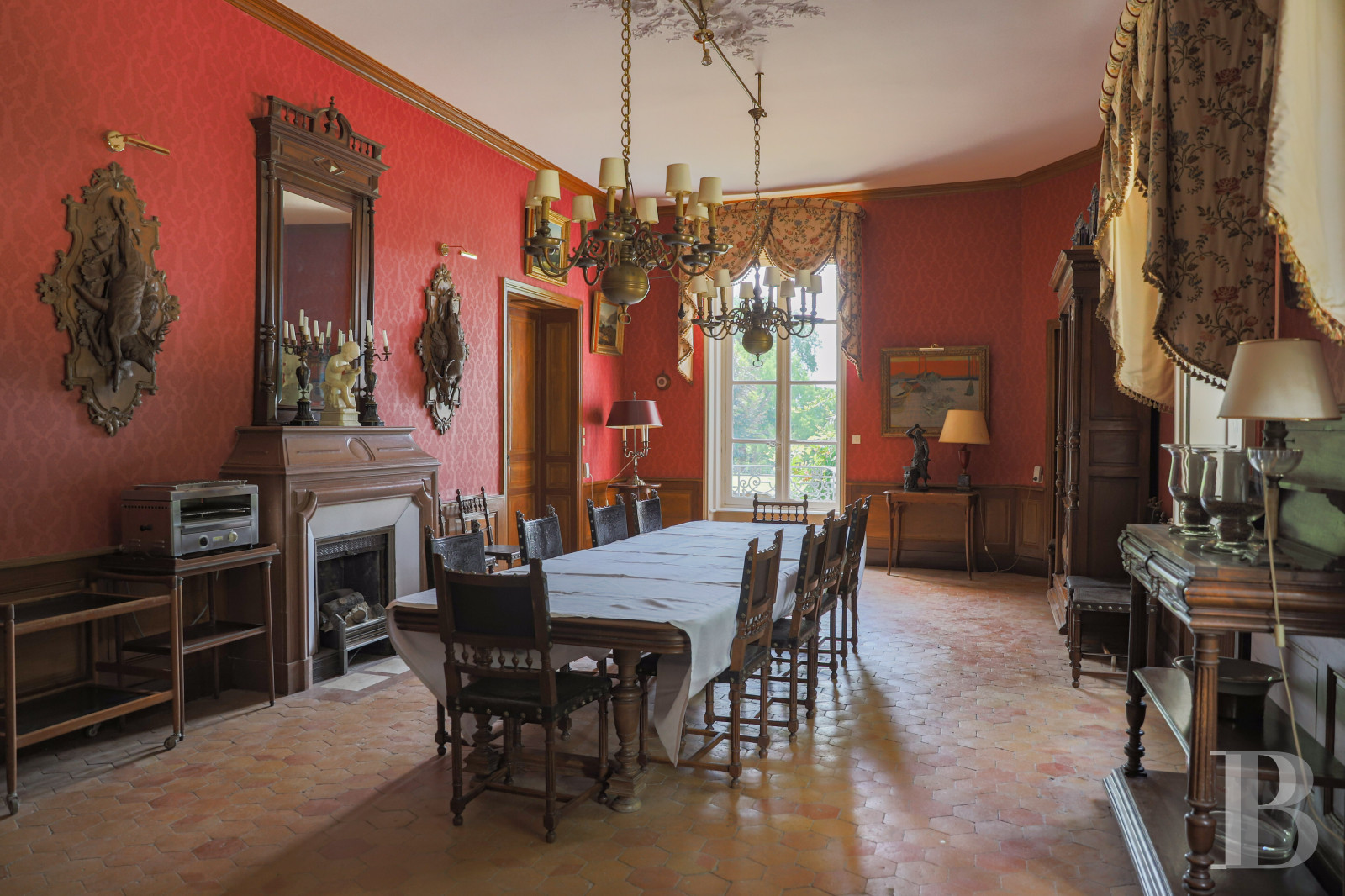 Castles / chateaux for sale in France between Lyon, Dijon and Geneva