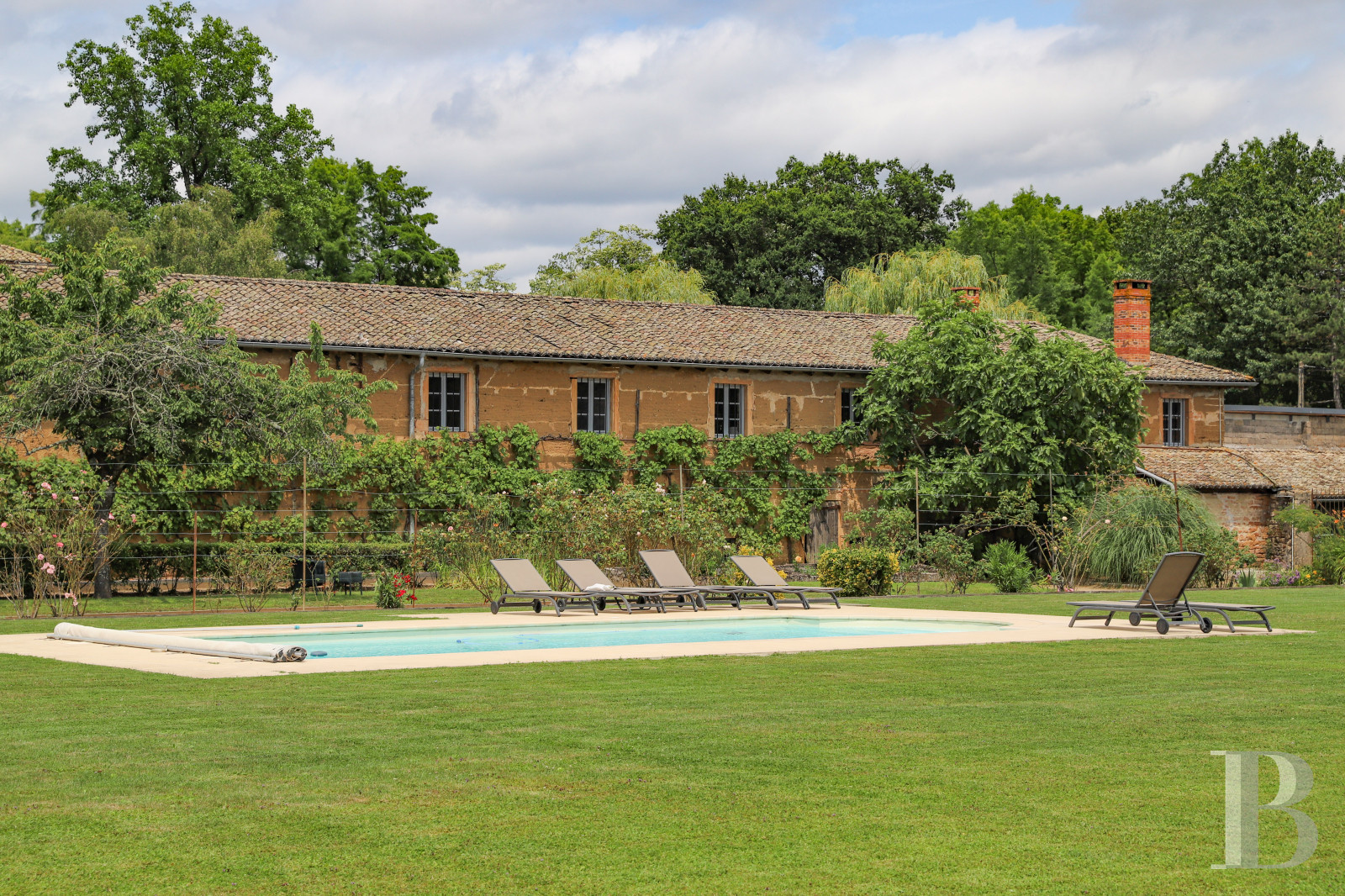 Castles / chateaux for sale in France between Lyon, Dijon and Geneva