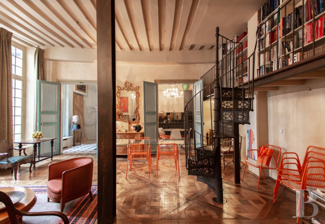 apartments for sale - paris - A magnificent 17th century flat on the piano nobile in a quiet street between the Seine and the Village Saint-Paul in the Marais 