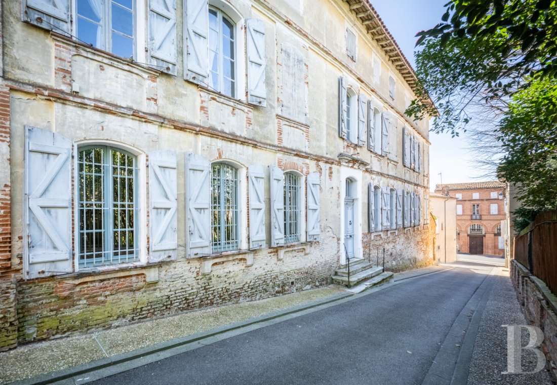 Character houses for sale - midi-pyrenees - A large 18th century residence with separate guest house  awaiting renovation, in the heart of a village 40 minutes from Toulouse 