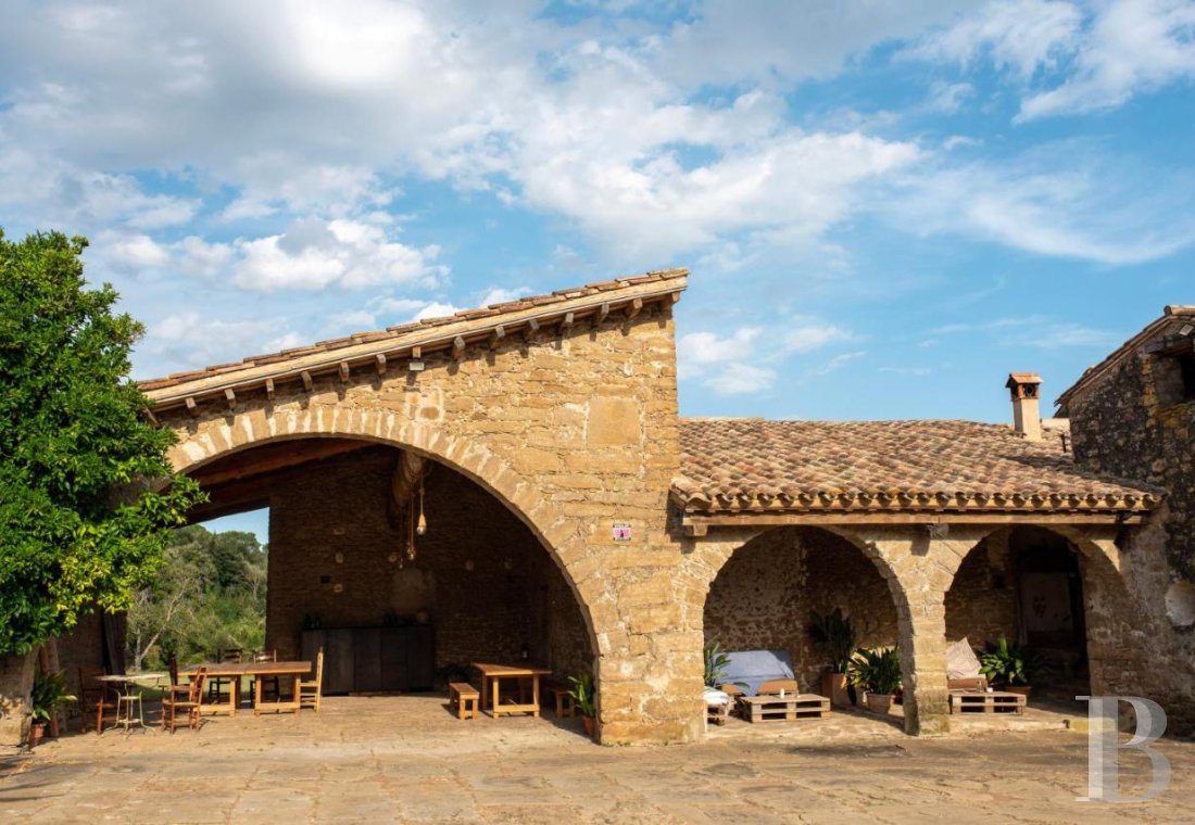 A thousand-year-old estate surrounded by wooded hills north of Girona in Catalonia - photo  n°6