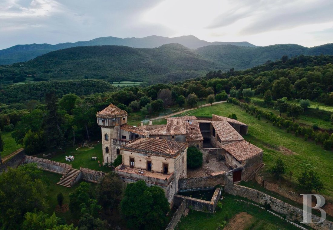 A thousand-year-old estate surrounded by wooded hills north of Girona in Catalonia - photo  n°43