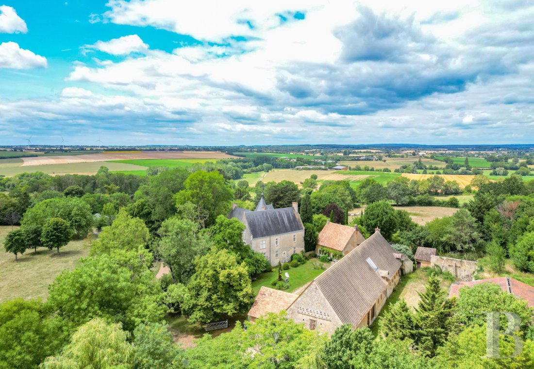 Manors for sale - pays-de-loire - À l’ouest du Mans, dans un domaine vallonné de 23 ha, entouré d’un remarquable jardin sculpté, un château du 16e s. avec maison d’artiste et dépendances