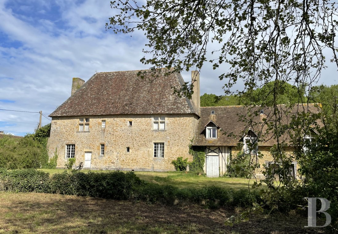 Residences for sale - pays-de-loire - A 15th-century country house and its grounds  in the Maine Saosnois region, 2 hours west of Paris 