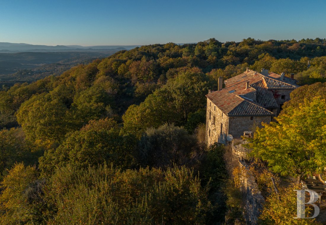 Traditional mas houses for sale - languedoc-roussillon - Dans un hameau gardois, entre Cèze et Ardèche, un ancien castrum  dominant l'horizon jusqu’aux Cévennes, son gîte et ses 12 ha de terres