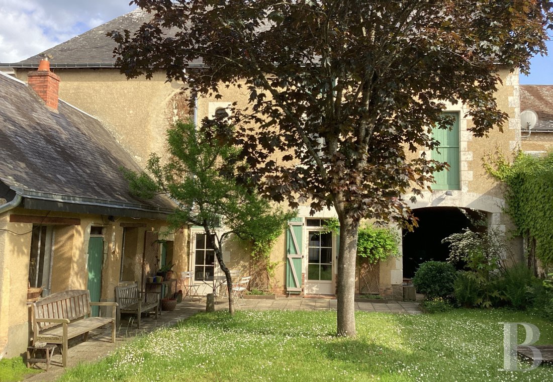 Residences for sale - pays-de-loire - A former coaching inn with annexes and a lush garden on a 1,500m² plot nestled in a quiet village in the valley of France’s River Loir