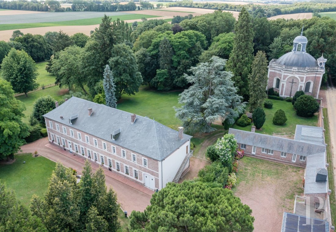 Residences for sale - picardy - Near Amiens, a former convent transformed into a manor house and its barn within a 6-hectare park