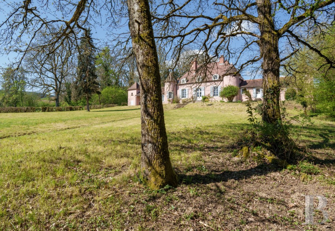 Castles / chateaux for sale - burgundy - Dans la Bourgogne et le Morvan, à proximité d'Autun, un château du 18e s. ses dépendances et son parc arboré sur plus de 5 ha