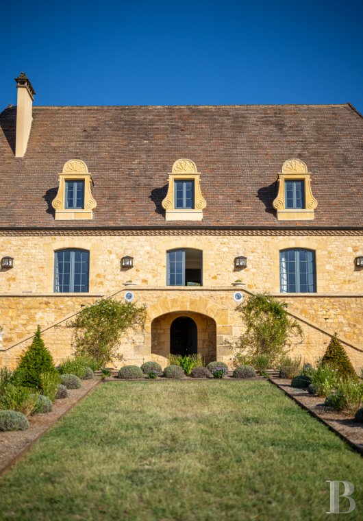 A country manor built in 17th century Périgord style south of Sarlat-la-Caneda in the Dordogne - photo  n°3