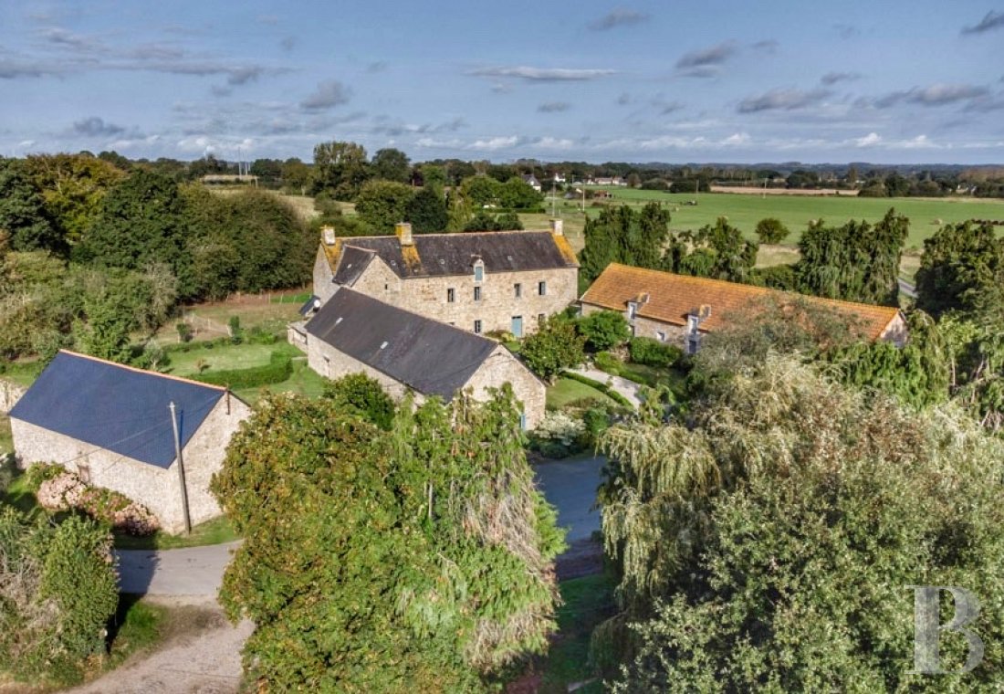 Manors for sale - brittany - A manor house with outbuildings and a deer park of almost 6 hectares  between Guingamp and Pontrieux in the Trégor region of Brittany 