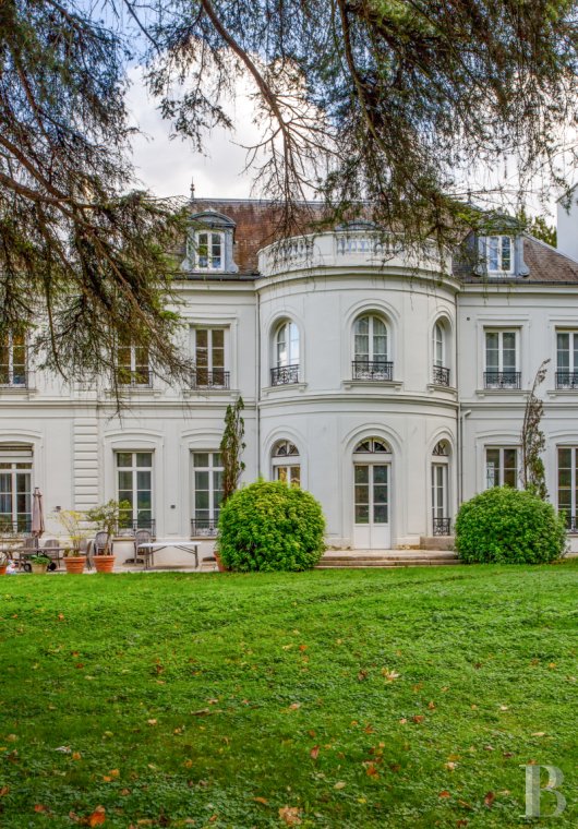 Castles / chateaux for sale - ile-de-france - A 195 m² flat with its original decor and garden,  in an 18th century chateau, 30 minutes south of Paris 