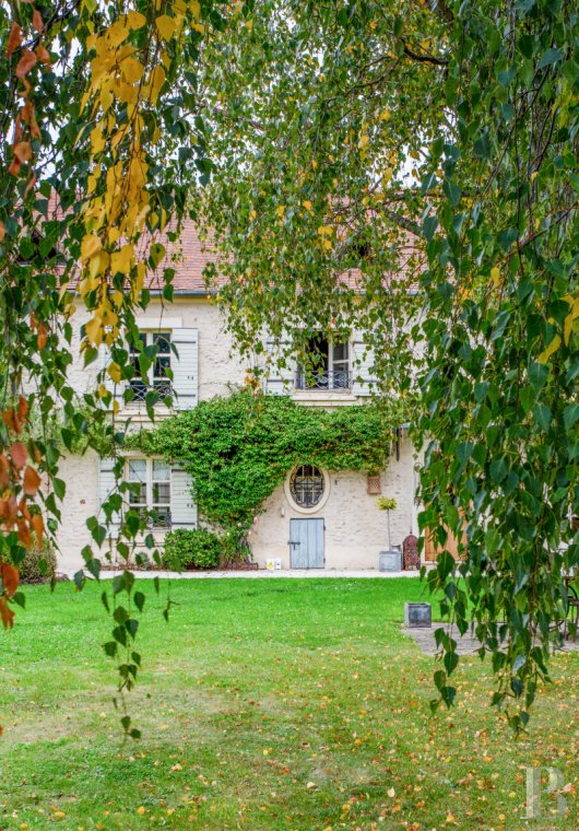properties in town for sale - paris - A splendid house just west of Paris with a guesthouse, a pool, a tennis court and lush grounds that cover more than 4,200m²