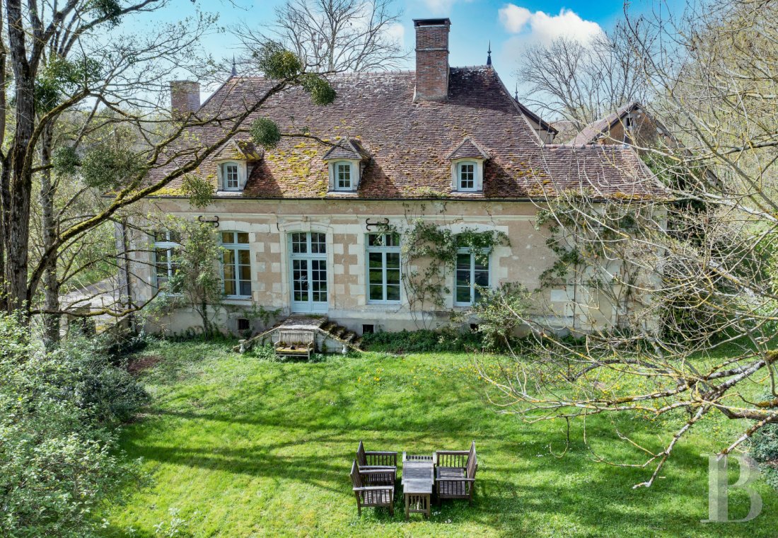 Character houses for sale - burgundy - À moins de 2 h de Paris, en Bourgogne, une élégante demeure  consulaire doublée d'un corps de ferme avec un parc ombragé