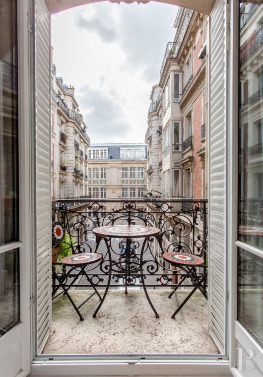apartments for sale - paris - Dans le 9e arrondissement, proche de la rue des Martyrs, au fond d’une impasse, un appartement de 113 m² avec trois chambres et un balcon