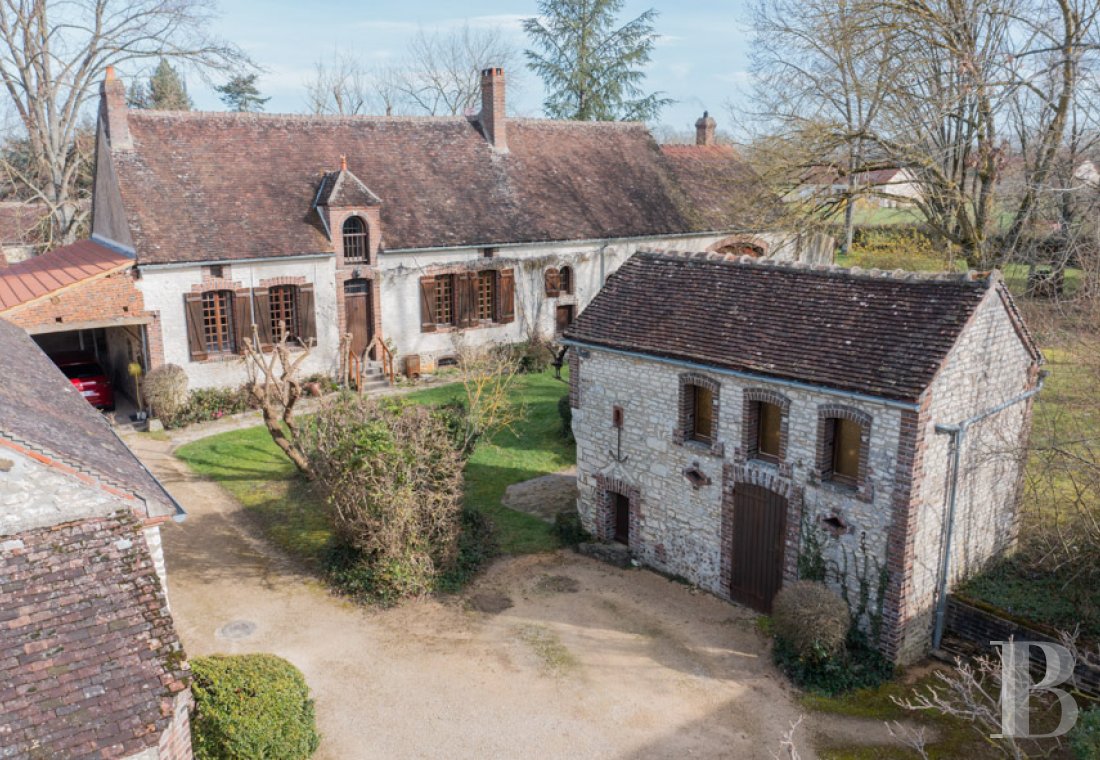 Character houses for sale - burgundy - An elegant 18th-century village house with stone outbuildings and  tree-dotted grounds in Burgundy, 1 hour and 30 minutes from Paris