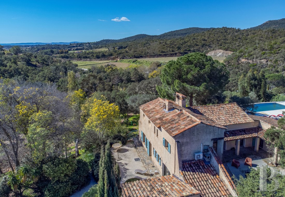 traditional bastide houses for sale in France in Provence next to the