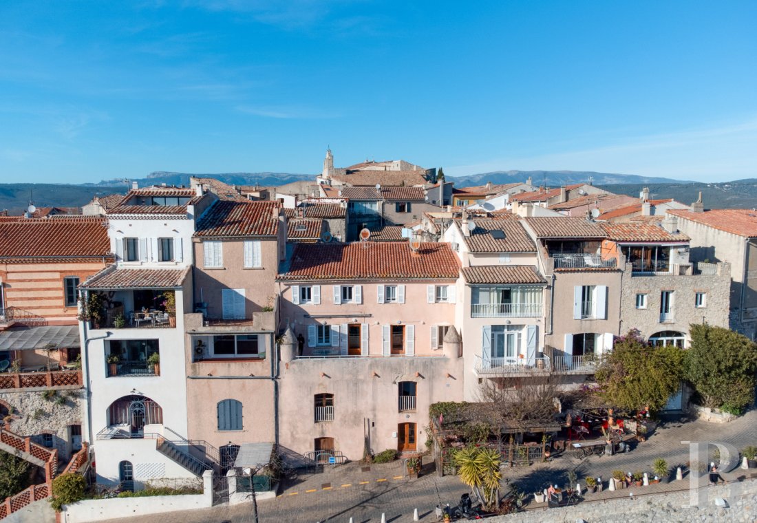 Village houses for sale - provence-cote-dazur - En Provence, dans le village du Castellet, une maison bourgeoise du 19e s. d'environ 200 m², à restaurer, avec vue à 180° sur vignoble et mer