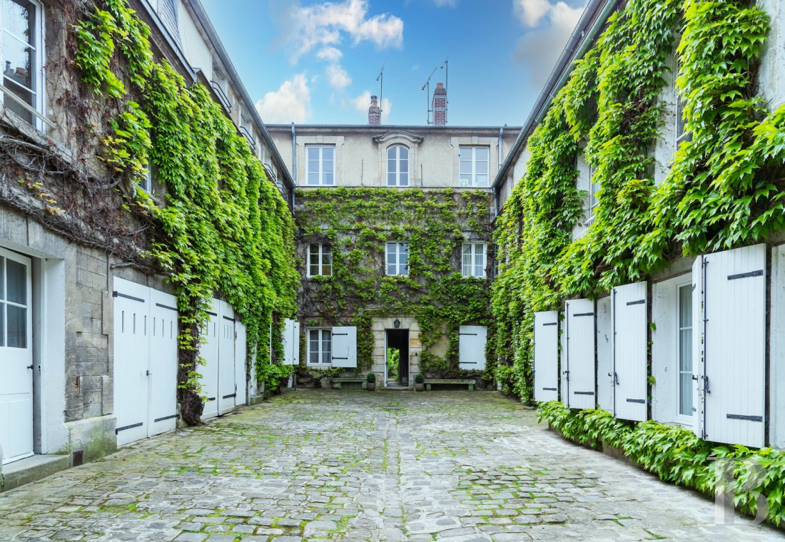 Mansion houses for sale Chantilly in France