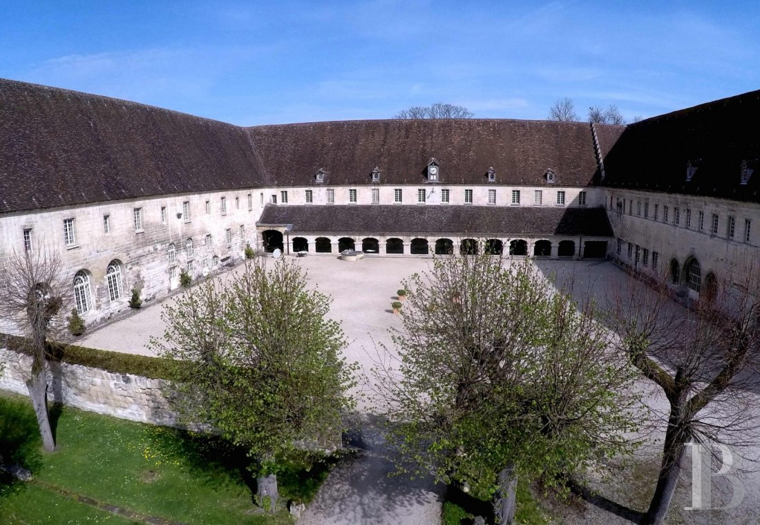 A royal Abbey classified as a historic monument in the Oise Regional Nature Park on the outskirts of Pontpoint and Pont-Ste-Maxence - photo  n°1
