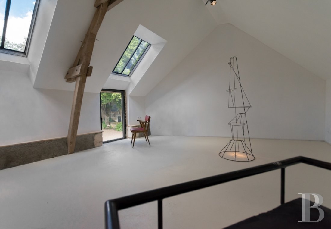 A artists' house with a cluster of small houses on the way to Le Mans - photo  n°19