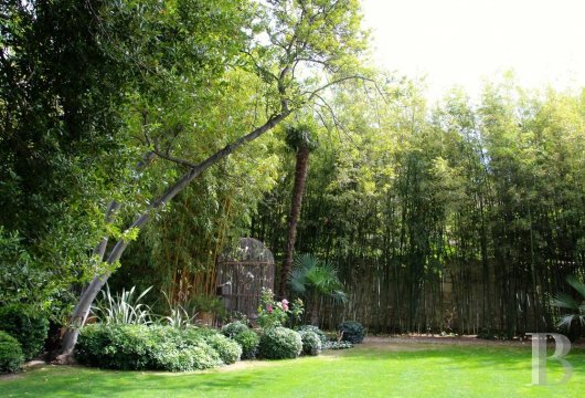 A former mansion transformed into a guest house  in the middle of the largest private garden in the papal city of Avignon  - photo  n°4