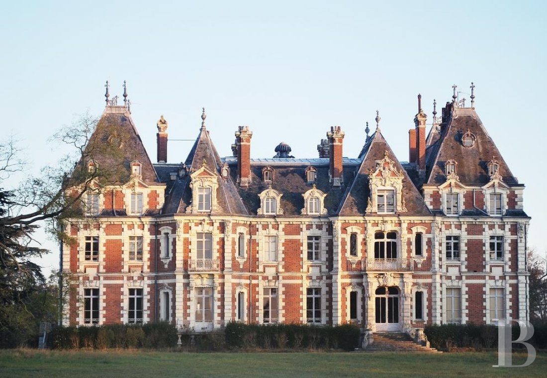 A family chateau surrounded by land between Angers and Cholet - photo  n°1
