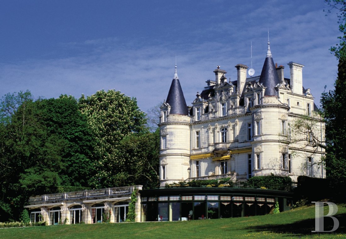 A chateau-hotel proudly stood on the banks of the Indre to the south of Tours - photo  n°1