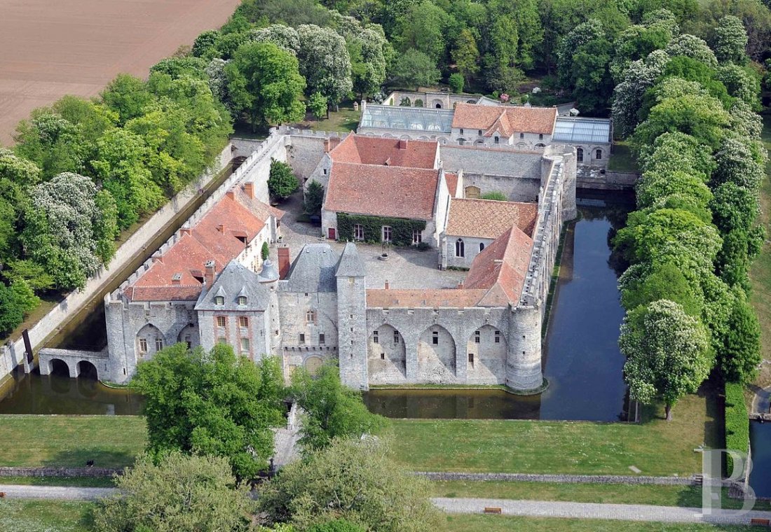 A medieval fortress transformed into a fairy tale castle  in Essonne, less than an hour from Paris - photo  n°1