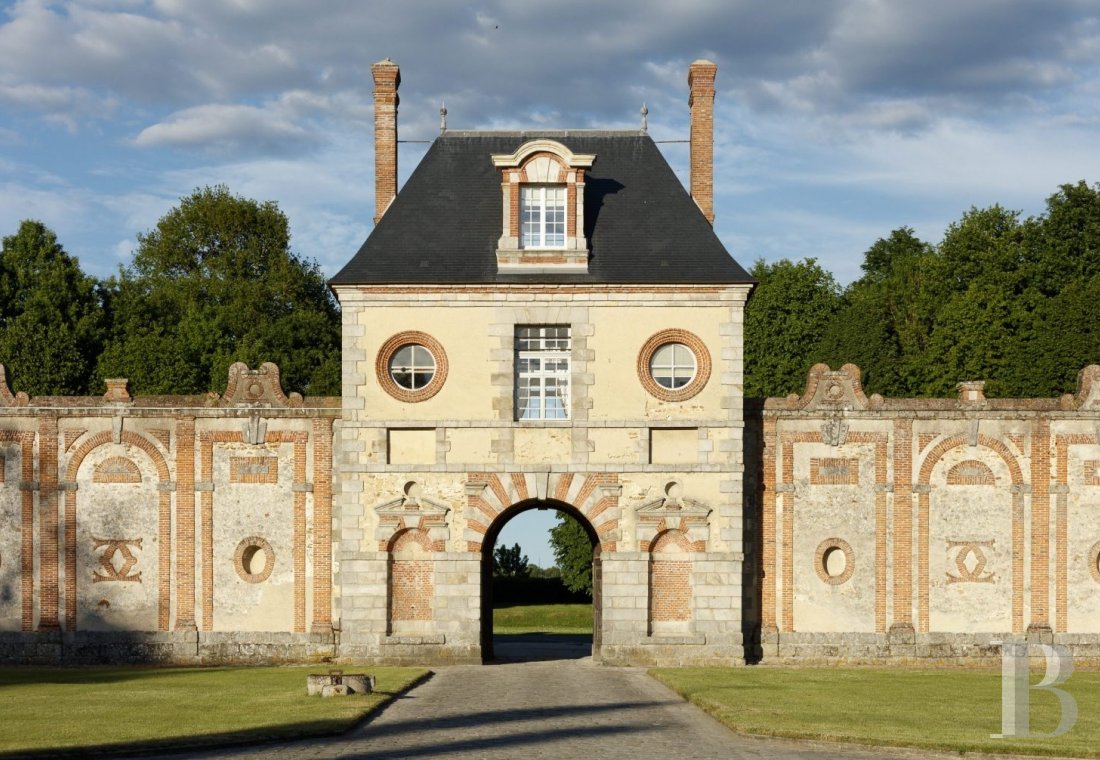 A chateau archway transformed into a stylish gite to the north-west of Fontainebleau - photo  n°1