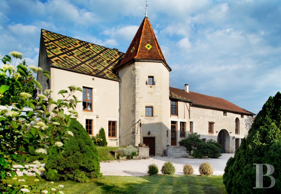 A 15th century manor in the heart of a village to the north of Dijon - photo  n°1