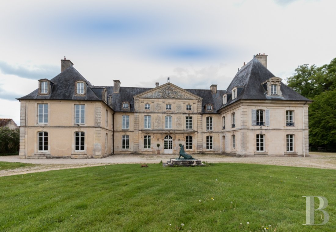 A colourful yet classic 18th century chateau in Calvados, to the south-east of Caen - photo  n°4