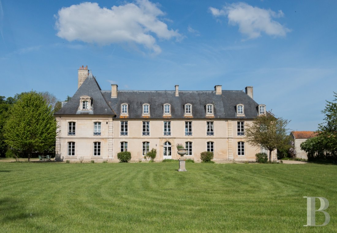 A colourful yet classic 18th century chateau in Calvados, to the south-east of Caen - photo  n°1