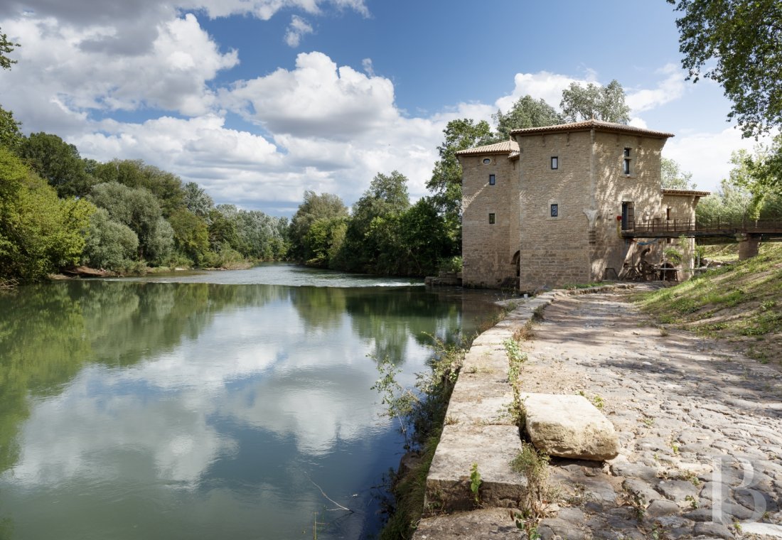 A former fortified mill transformed into a family home  on the banks of the Hérault, between Montpellier and Béziers - photo  n°2