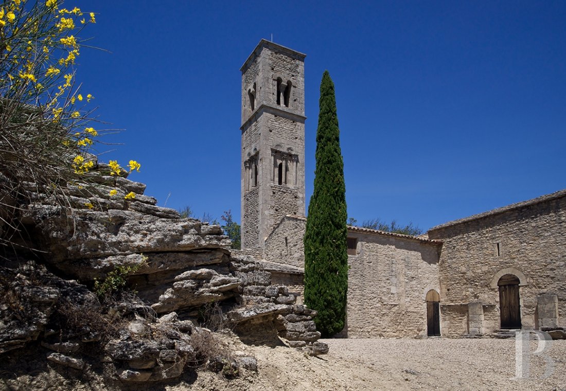 A former medieval priory open to travellers, in the heart of a wild, green valley between Apt and Lourmarin - photo  n°1