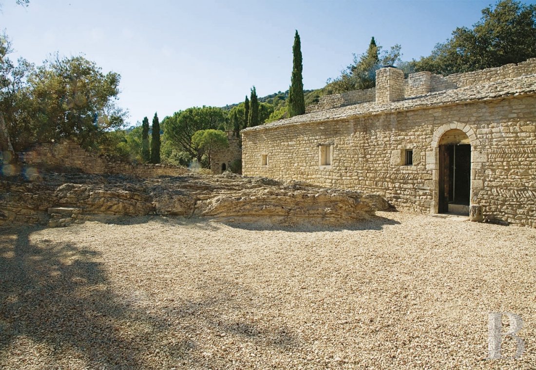 A former medieval priory open to travellers, in the heart of a wild, green valley between Apt and Lourmarin - photo  n°9