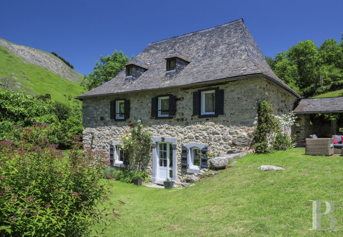 A well-preserved estate between Lourdes and the Spanish border in Bigorre, the Hautes-Pyrénées - photo  n°1