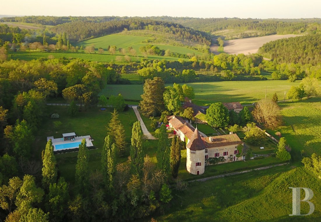 A manor house nestled in the hills of the Dordogne, to the north-west of Périgueux - photo  n°1