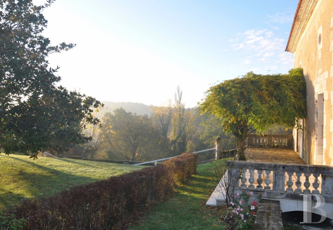 A manor house nestled in the hills of the Dordogne, to the north-west of Périgueux - photo  n°3