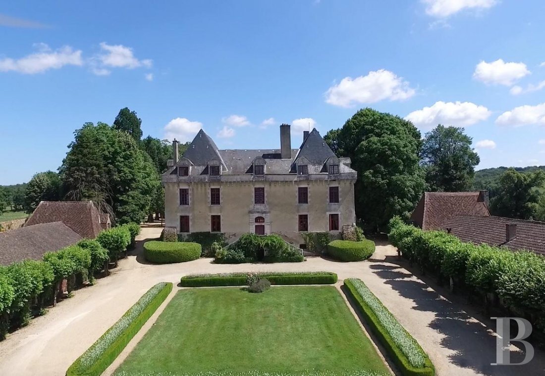 An elegant 17th century chateau with a park stretching for as far as the eye can see between Périgueux and Limoges, in the north of the Dordogne - photo  n°1
