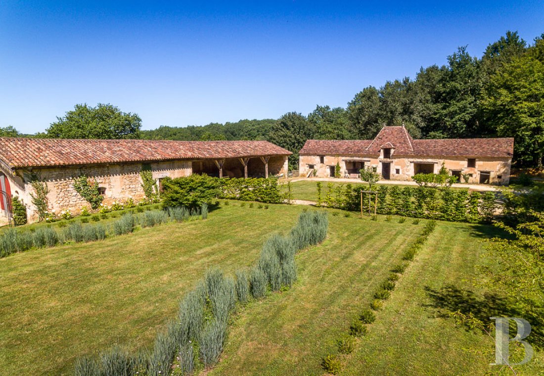An old feudal motte transformed into a large holiday home in Dordogne, between Périgueux and Bergerac - photo  n°2