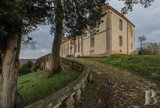 An 18th century chateau overlooking the entire valley in the Morvan, not farm from Bibracte - photo  n°9