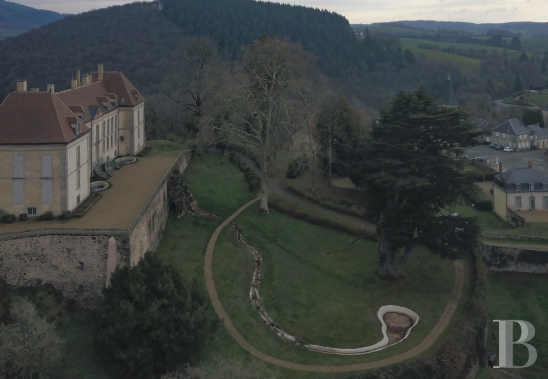 An 18th century chateau overlooking the entire valley in the Morvan, not farm from Bibracte - photo  n°2