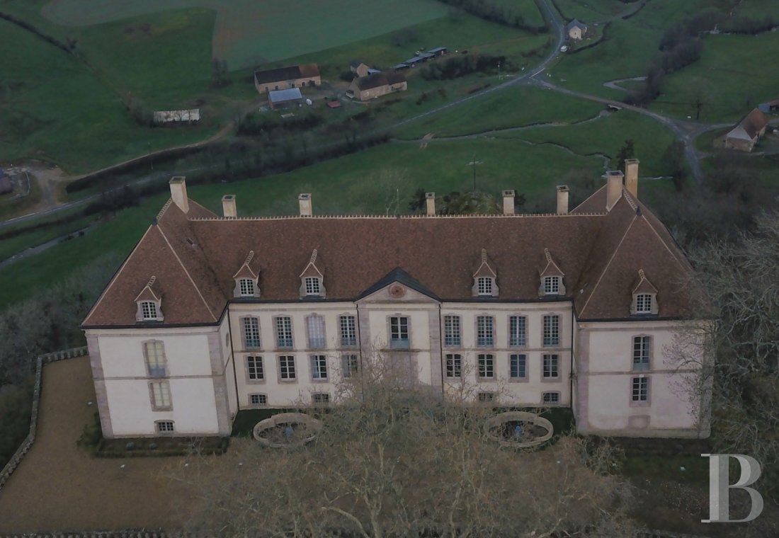 An 18th century chateau overlooking the entire valley in the Morvan, not farm from Bibracte - photo  n°38