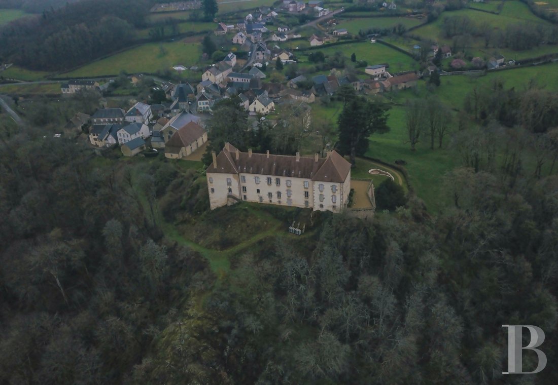 An 18th century chateau overlooking the entire valley in the Morvan, not farm from Bibracte - photo  n°3