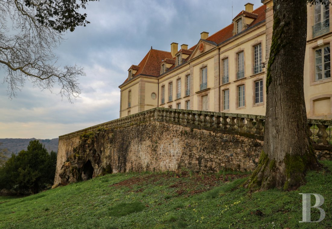 An 18th century chateau overlooking the entire valley in the Morvan, not farm from Bibracte - photo  n°6