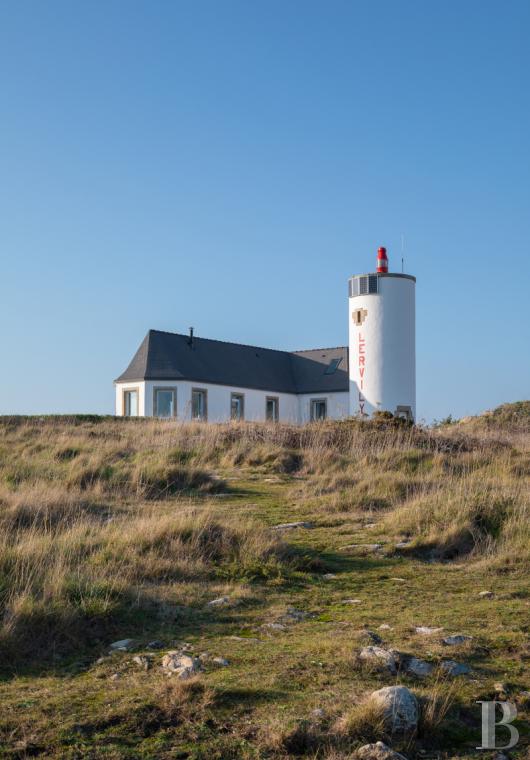 A former semaphore station overlooking the sea in Finistère, at the tip of Lervily - photo  n°2