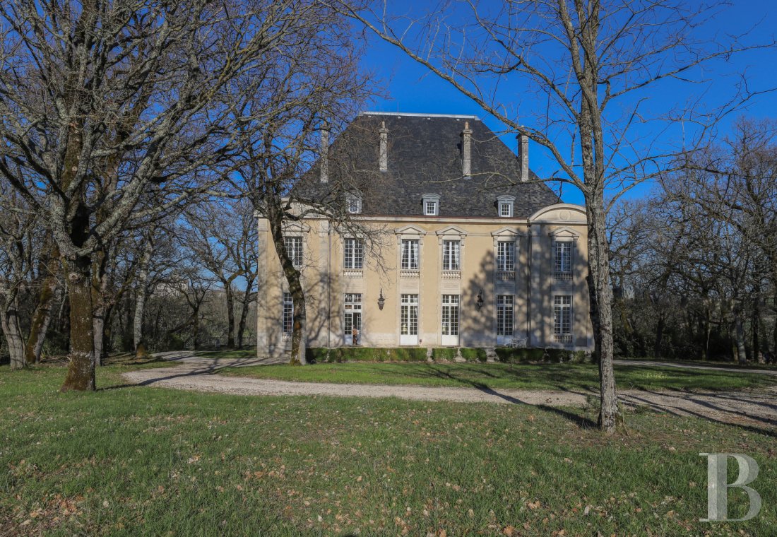 A neoclassical, unconventional chateau in the Quercy Blanc, to the south of the Lot  - photo  n°1