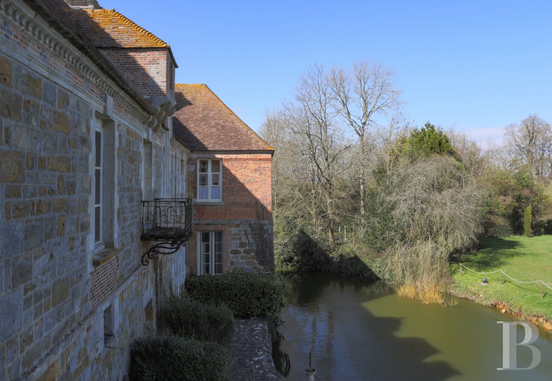 An elegant medieval chateau surrounded by a moat at the heart of the Ouche region in Normandy - photo  n°6
